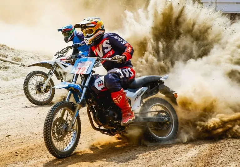 motorcross racing red rider versus blue rider